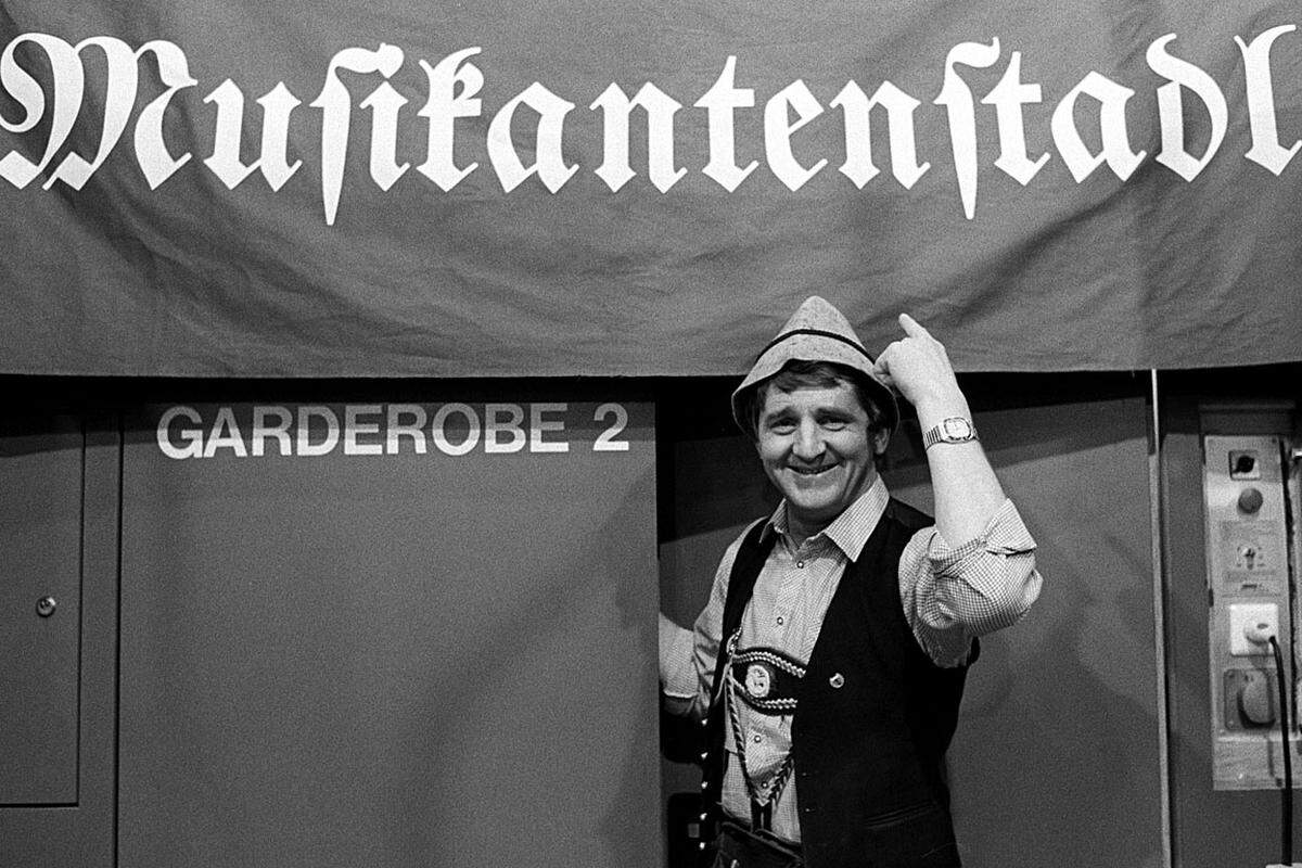 Zur tragischen Figur wurde der Musiker und Humorist Hias Mayer: Er beging 2007 mit 56 Jahren Selbstmord. Anfang der 90er Jahre war er in Unfrieden mit Moderator Moik seinen aus der Sendung ausgestiegen.