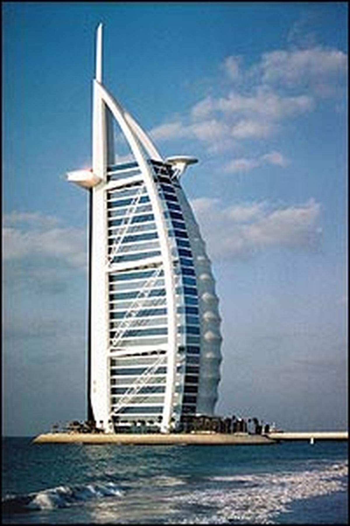 Das darf natürlich nicht fehlen: Das erste, und weltweit einzige, 7*-Hotel, das Burj Al Arab. Seine 321 Meter, in Form eines Segels, sind mittlerweile auf der ganzen Welt bekannt. Es liegt im Jumeirah Beach Resort, auf einer künstlich angelegten Insel.