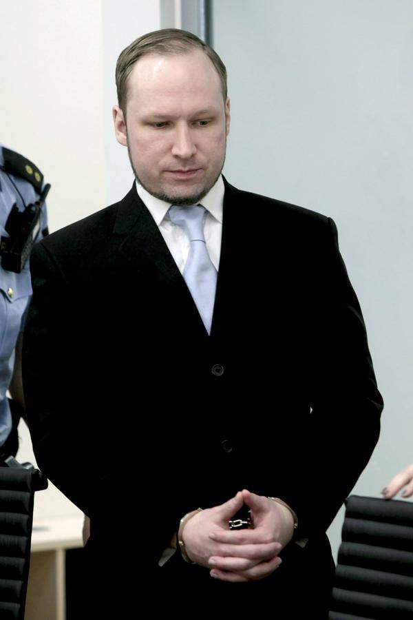 Die jungen Leute die von ihren schrecklichen Erlebnissen auf der Insel Utöya berichteten, waren sich einig: Breivik habe ruhig und überlegt gemordet. Even Andre Öien Kleppen war als Samariter auf der Insel. Als er von der Überlegung berichtete, Breivik beim befürchteten Eindringen in einen verbarrikadierten Raum mit einem Feuerlöscher anzugreifen, lächelte der sonst unbewegt zuhörende Breivik.Vor dem Gerichtsgebäude zündete sich an diesem Tag ein Mann selbst an. Er wurde mit schweren Verbrennung ins Spital geliefert. Ein Zusammenhang mit dem Prozess wird nicht vermutet.