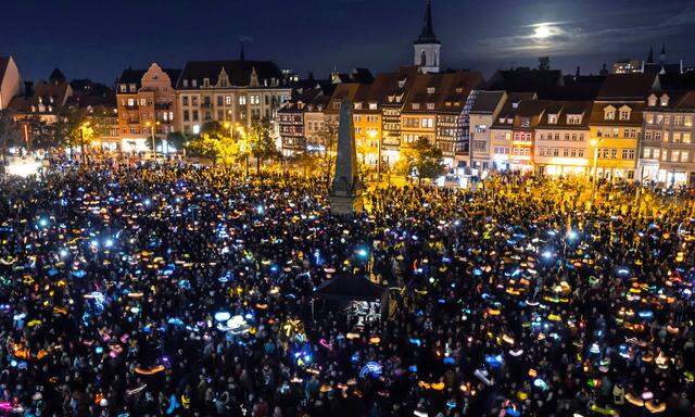 News Themen der Woche KW45 Tausende Menschen schwenken ihr Laternen waehrend einer Martini-Feier am 10.11.2022 in Erfurt