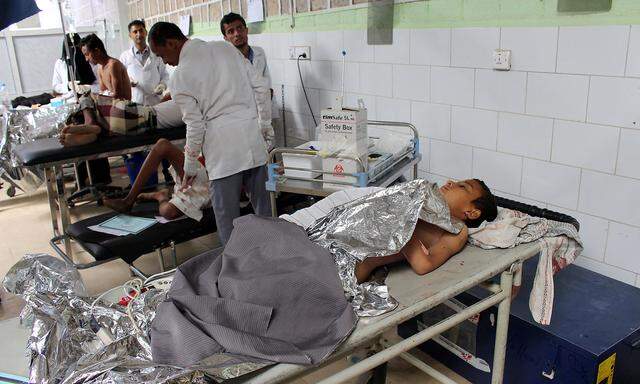 Ärzte kümmern sich um Verletzte nach dem Luftschlag naha Sanaa im Jemen.
