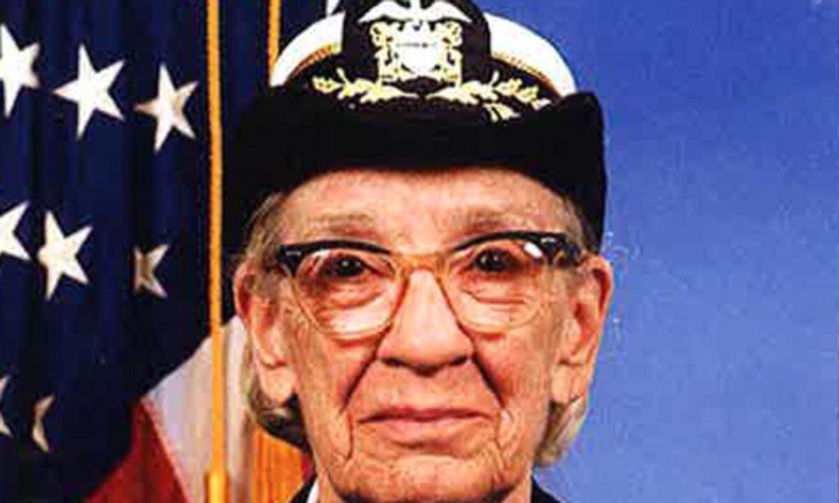 Die Informatikerin Grace Hopper(1906-1992) war die erste Admiralin der US-Navy. Auf sie geht die Idee zurück, Computerprogramme in verständlicher Sprache zu verfassen. Sie entwickelte den ersten Compiler und leistete wesentliche Vorarbeit für die Computersprache COBOL. Angeblich soll die Wortschöpfung „Computer Bug“ auf Grace Hopper zurückgehen.