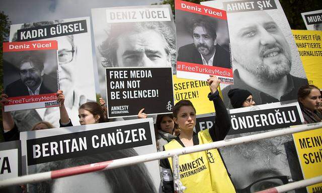 In der Türkei sind mehrere Journalisten in Haft - für Denis Yücels Anwalt ein klarer Rechtsbruch.