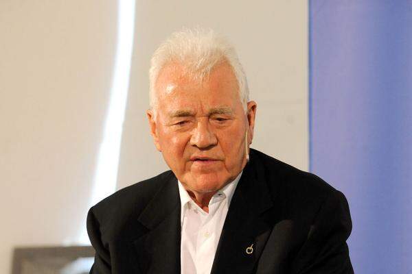 Als Doppelstaatsbürger wurde bislang Frank Stronach geführt. Heuer scheint er erstmals nur mehr als Kanadier im Forbes-Ranking auf. Sein Vermögen blieb konstant bei 1,4 Milliarden Dollar, damit konnte er sich im Ranking leicht verbessern. Der gelernte Werkzeugmacher investierte einen Teil seines Vermögens aus der Automobilindustrie in den gescheiterten Aufbau der Partei "Team Stronach".