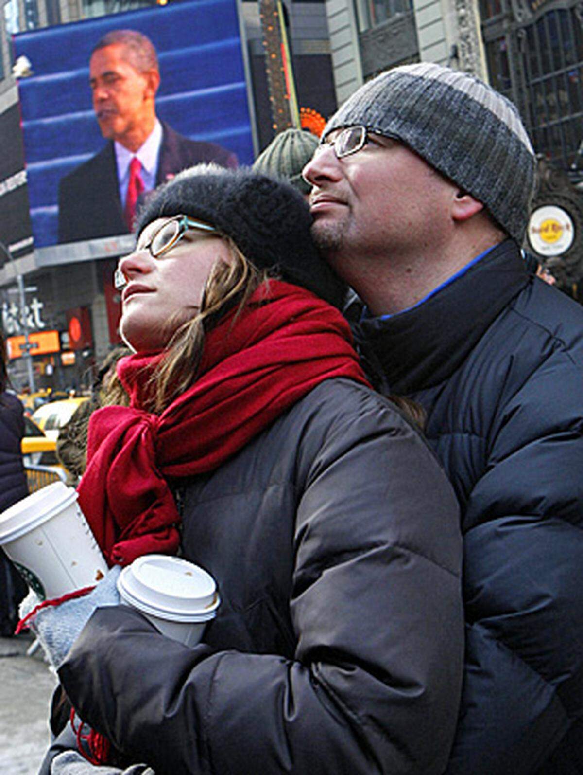 Auf dem New Yorker Times Square lauschten die US-Amerikaner ebenfalls gebannt seiner Rede.