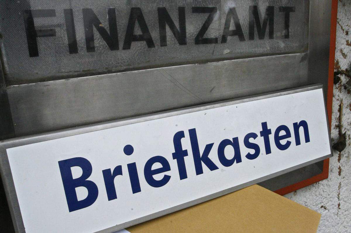 "Francois Hollande ist ohne jeden Zweifel ein ehrlicher Mann. Und anders als einige seiner Vorgänger ist er auch kein Mann des großen Geldes. Aber binnen zwei Tagen musste er erfahren, dass sein Haushaltsminister ihn angelogen und dass sein Schatzmeister ihm einen Teil seiner Aktivitäten verheimlicht hat. Das wird langsam etwas viel! (...) Er muss jetzt politische Initiativen ergreifen, und zwar starke Initiativen, die der moralischen und damit politischen Krise angemessen sind, die wir gerade durchschreiten. Es ist weniger ein Problem der Gesetzgebung als der Personen. Gesetze zu schaffen ist gut; bei der Wahl seines Umfeldes Urteilsfähigkeit an den Tag zu legen ist besser."