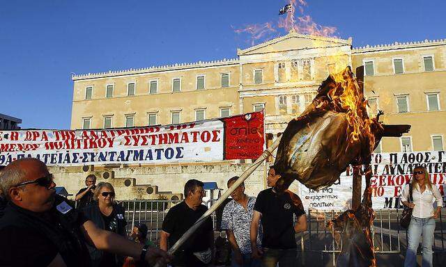 Vor dem Parlament in Athen wird gegen die neuen Sparmaßnahmen demonstriert.