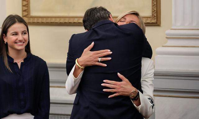 Kyriakos Mitsotakis mit zwei Frauen - im Bild mit Ehefrau Marewa und Tochter Sophia, in der Regierung ebenfalls.