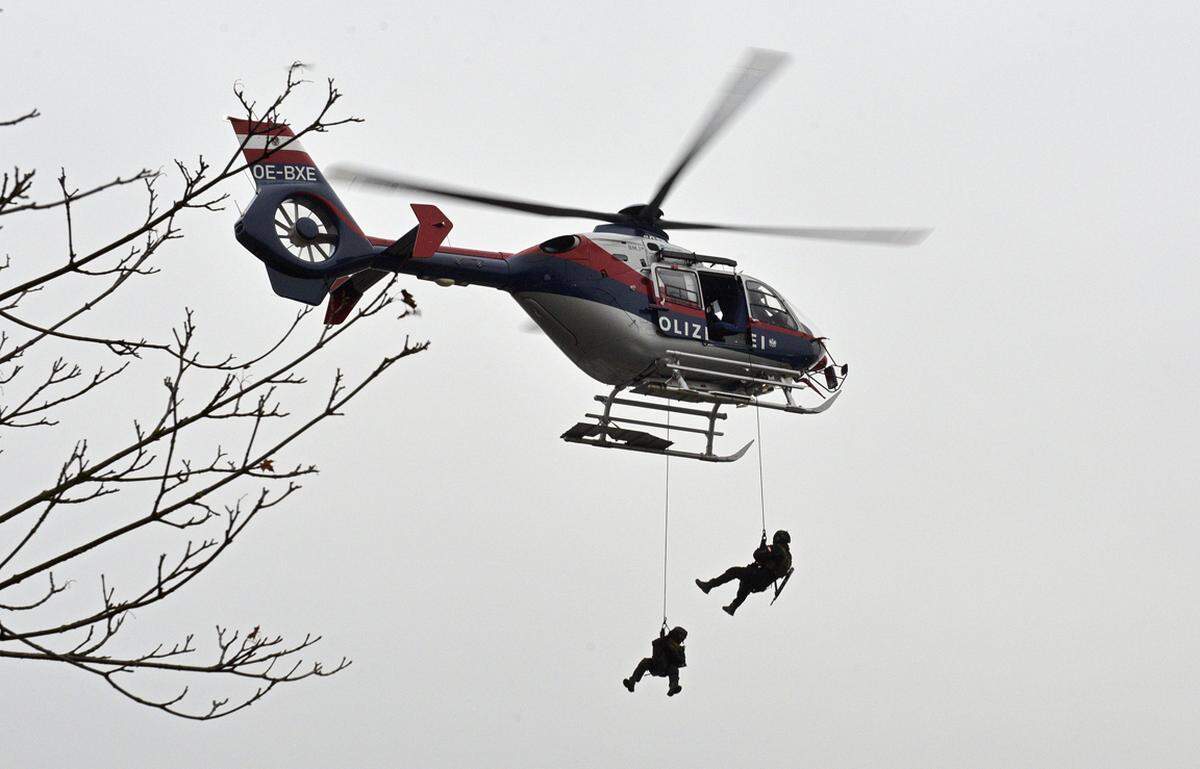 Einsatzkräfte seilten sich dabei von einem Hubschrauber auf das Dach ab.