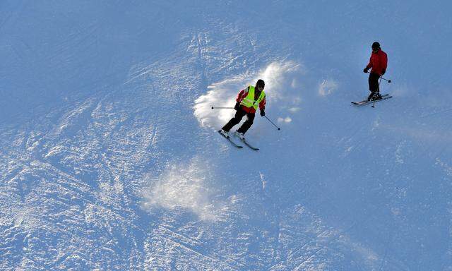 Dieses Bild stammt noch aus einem „echten“ Winter: In Kitzbühel entstehen Schneeschneisen in einer Spätsommerlandschaft.