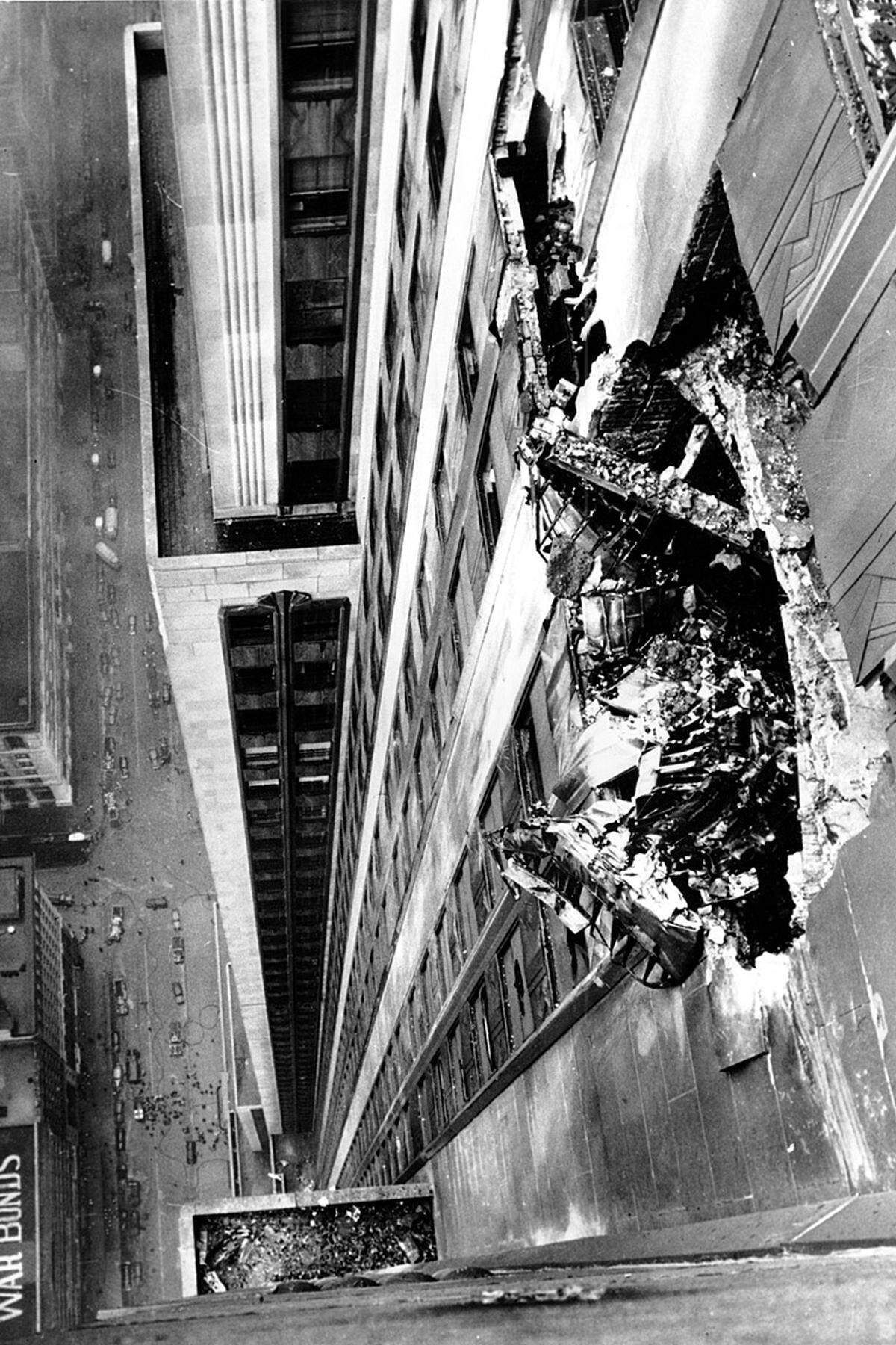 1945 verirrte sich eine B-25, ein Bomber der US-Luftwaffe, im dichten Nebel über New York. Die Maschine raste in das Empire State Building und riss ein Loch in die 78. und 79. Etage.