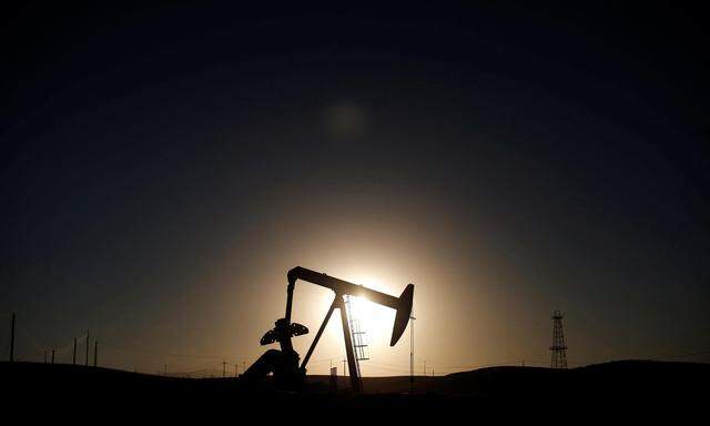 FILE PHOTO: A pump jack is seen at sunrise near Bakersfield, California October 14, 2014. Brent crude hit a new four-year low on Wednesday before recovering to just under $85 a barrel, as faltering global growth curbed demand for fuel at a time of heavy oversupply.  REUTERS/Lucy Nicholson/File Photo
