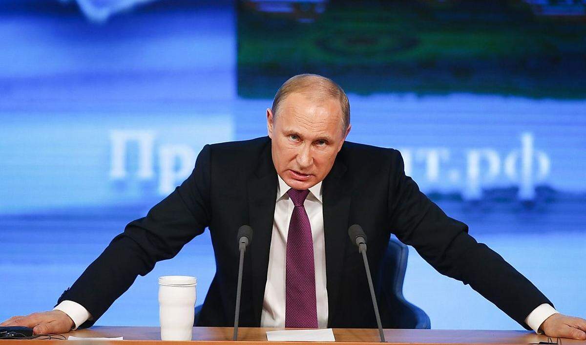 Russlands Präsident Wladimir Putin verurteilt jede Art von Terrorismus. Der Präsident drücke sein "tiefes Mitgefühl für die Angehörigen der Opfer und auch für die Menschen von Paris und alle Franzosen" aus, sagte ein Kreml-Sprecher am Mittwoch. "Moskau verurteilt scharf jede Form von Terrorismus."