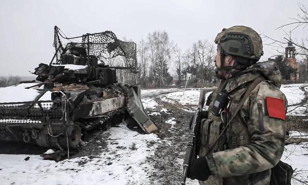 Ein russischer Soldat und ein zurückgelassenes Fahrzeug des ukrainischen Militärs in der Nähe von Sudsch, Region Kursk (Bild von Anfang März)