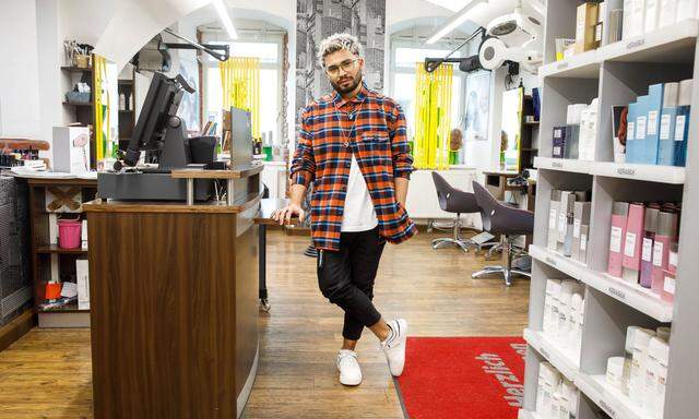 Elyas Jamalzadeh arbeitet heute in einem Friseursalon in Linz. 