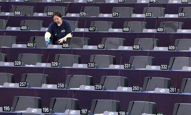Eine Reinigungskraft im EU-Parlament.