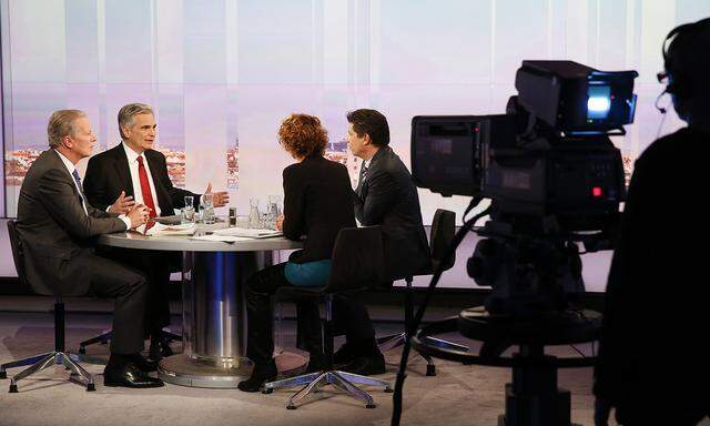  Rot-Schwarz und Kanzler Faymannsprach damals von der „größten Steuerreform der zweiten Republik“. (im Bild: Faymann und der damalige damaligen ÖVP-Obmann Mitterlehner bei einer gemeinsamen ORF-"Pressestunde" im März 2015)