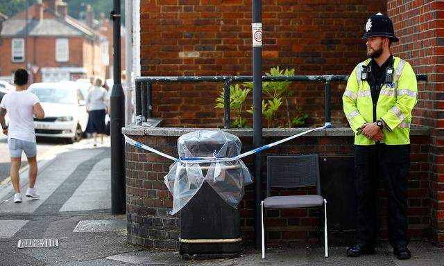 Ein Polizist bewacht in Salisbury einen versiegelten Mistkübel.
