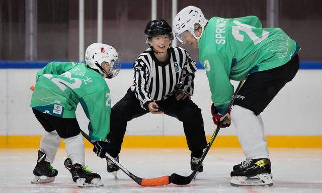Olympia als Familien-Abenteuer auf Eis: Ehefrau Wang Hui ist Referee, Sohn Xiao-Long (l.) Puck-begeistert und Harald Springfeld Eishockey-Experte. 