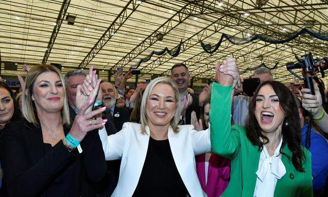 Spitzenkandidatin der Sinn Féin, Michelle O'Neill, (Mitte) jubelt.