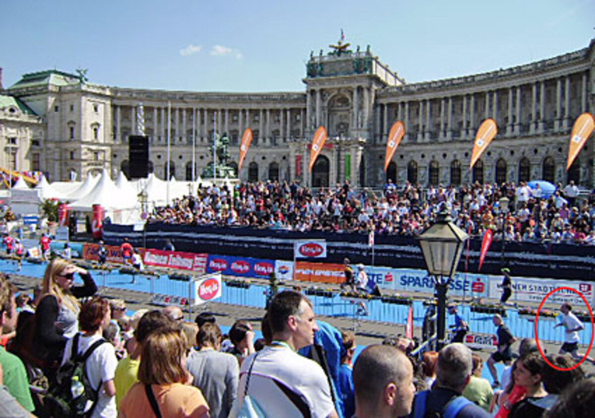 Nach knapp über vier Stunden das Ziel vor Augen: Peter Huber (unten rechts im Bild) beim Zielsprint auf dem Heldenplatz.
