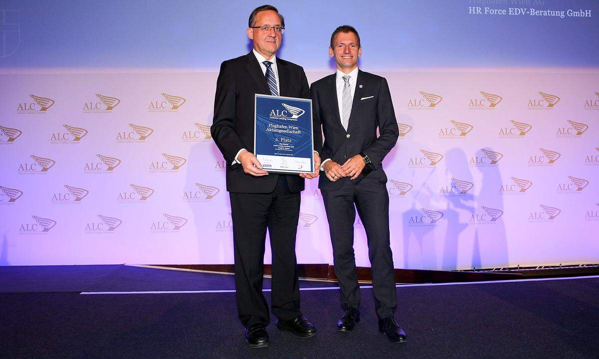 Auszeichnung 3. Platz Kategorie national tätige Unternehmen „Großbetriebe“ für den Flughafen Wien (v.l.): Flughafen Wien-Vorstand Günther Ofner und A1-CCO Enterprise Martin Resel.