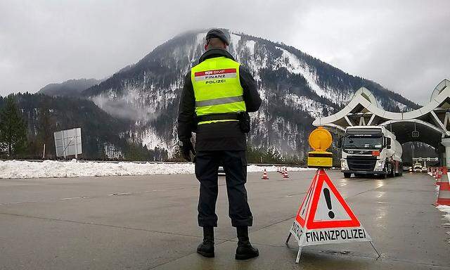 KAeRNTEN: KONTROLLE DER FINANZPOLIZEI AM GRENZUeBERGANG ST. JAKOB/ROSENTAL