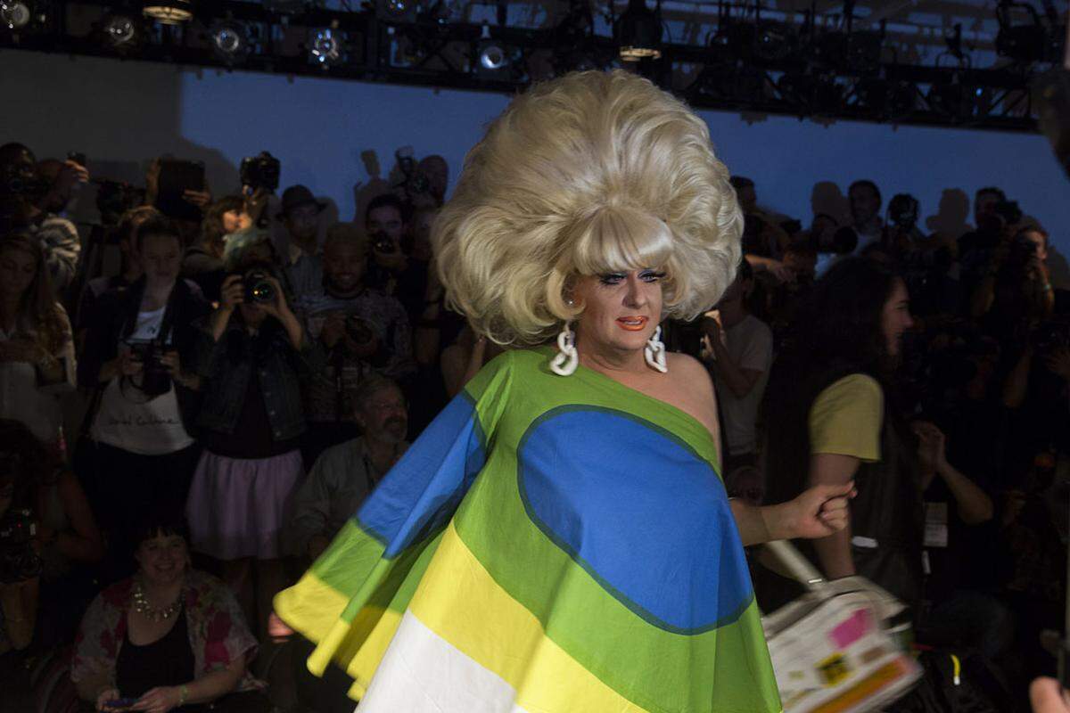 Schrill ging es bei der Show des Labels The Blonds in New York nicht nur auf dem Catwalk zu. Die Zuschauer konnten da mit riesigen Perücken und außergewöhnlichen Looks mithalten.