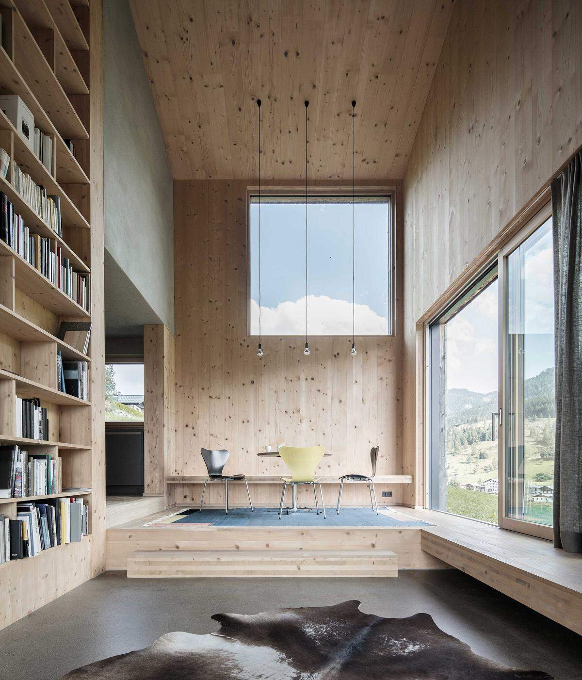 Außen schlichte Holzfassade, innen eine faszinierende Komposition aus Raum und Licht – so präsentiert sich das Haus von LP Architekten in Embach/Salzburg, das den zweiten Preis (nach einem Objekt in Husum) des Häuser-Awards 2018 gewonnen hat.  