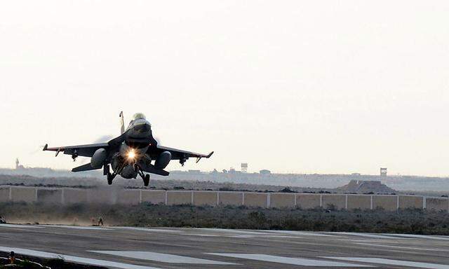 Ein F-16-Jet kehr nach Angriffen auf IS-Stellungen in Libyen wieder nach Ägypten zurück.