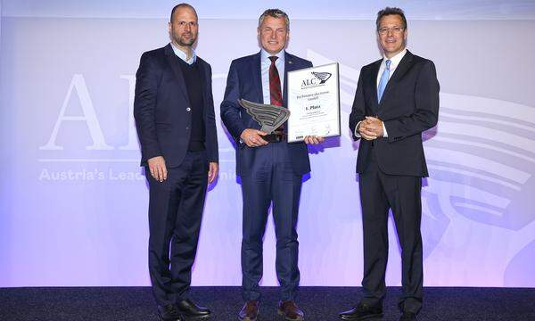 Auszeichnung 1. Platz, Kategorie International für die Bachmann electronic GmbH (v.l.): Wirtschaftslandesrat Marco Tittler, Preisträger und Bachmann-Prokurist Gabriel Schwanzer sowie von der "Presse" ALC-Leiter Hans Pleininger.