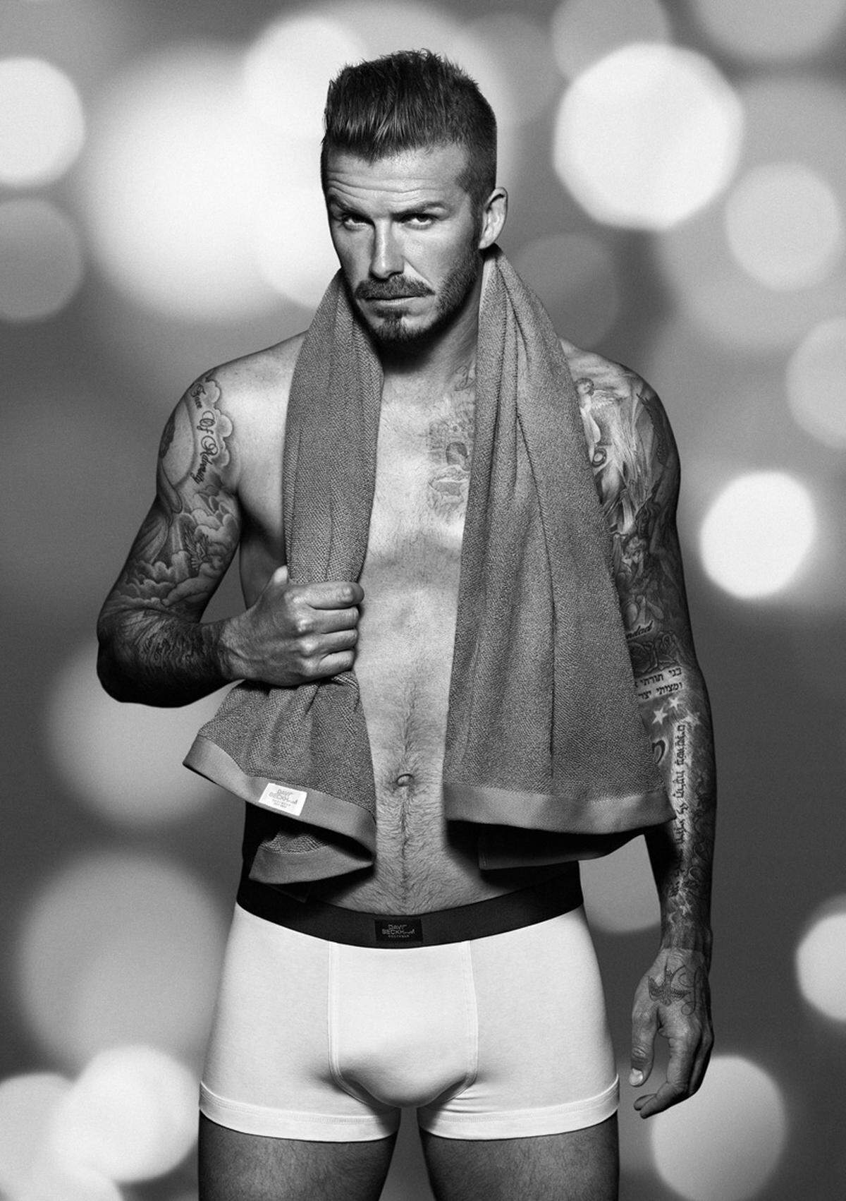 Pünktlich zu Weihnachten erschien die erste Unterwäschekollektion von David Beckham für H&M. Zwei weitere Kollektionen folgten auf sein erfolgreiches Designdebüt in diesem Jahr. Ihm ist es angeblich zuzuschreiben, dass lange Unterhosen und Slips wieder in Mode sind. Nachlese: David Beckham für H&M.