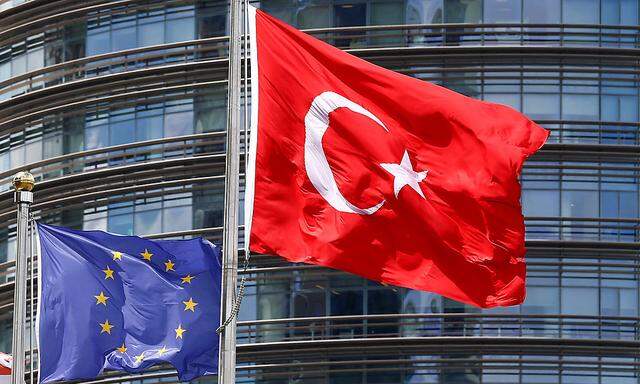 Die EU will weiter mit der Türkei zusammenarbeiten.