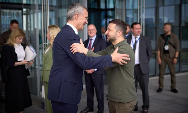 Nato-Generalsekretär Jens Stoltenberg mit dem ukrainischen Präsidenten Wolodymyr Selenskij.