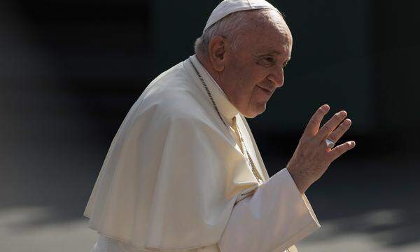 Gesundheitliche Probleme begleiten ihn schon sein ganzes Leben: Papst Franziskus muss sich am Mittwochnachmittag einer dringenden Operation unterziehen. 