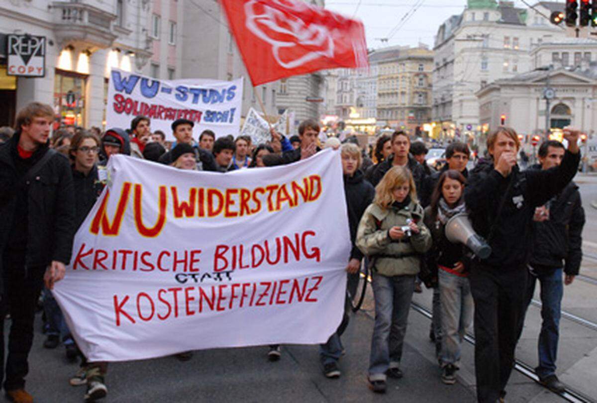 Der Zug der Demonstranten schlängelte sich von der WU über die Liechtensteinstraße langsam Richtung Hauptuni. Auf Anraten der Polizei wurde die amerikanische Botschaft großräumig umgangen. Unterwegs schlossen sich Studenten der BOKU dem Demonstrationszug an.