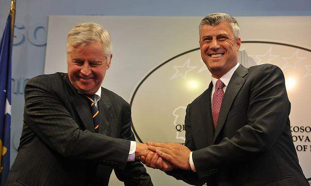 Der kosovarische Premierminister Hahim Thaci (li.) nimmt die Gratulationen von Pieter Feith (re.) entgegen, der das Internationale Zivilbüro im Kosovo geleitet hat.