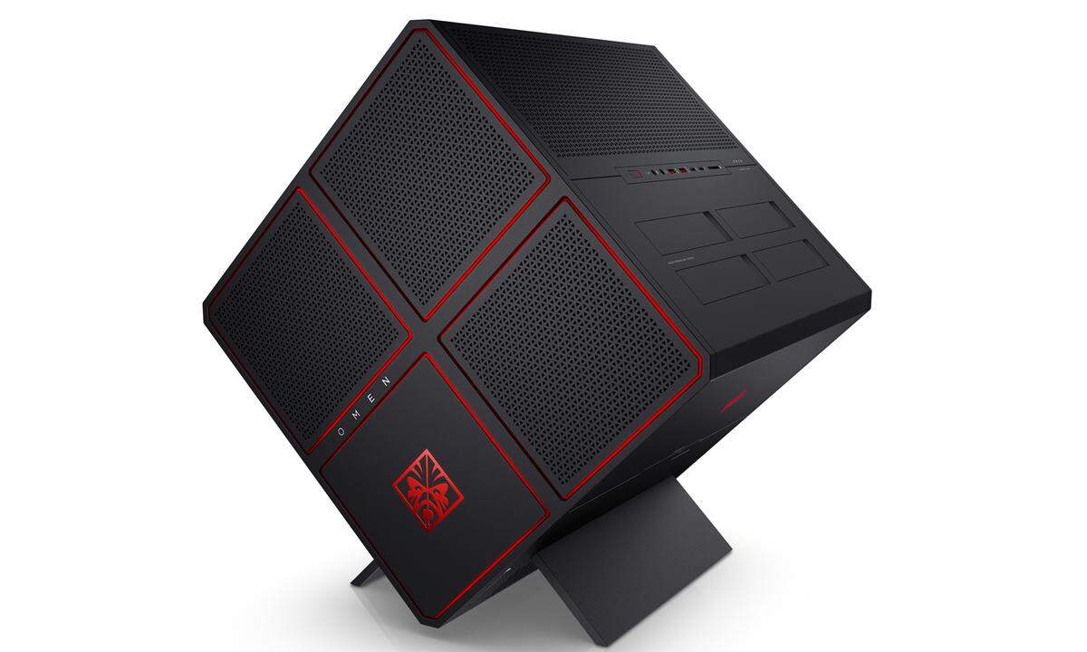 Mussten sich Gamer vor einigen Jahren ihr optimales Gerät noch selber zusammenschrauben, nehmen immer mehr Hersteller den lukrativen Markt ins Visier.Dazu zählt auch HP, die im Juni 2016 das Gaming-Portfolio „Omen by HP“ vorgestellt haben. Das Angebot erstreckt sich über Laptops hin bis zu Desktop-Geräten und Peripherie-Geräten wie Tastaturen und Mäusen. Die Preise variieren. In der absoluten Spitzenklasse dieser Serie findet sich der Omen X. Ein Desktop-PC, der seinesgleichen vergeblich sucht.