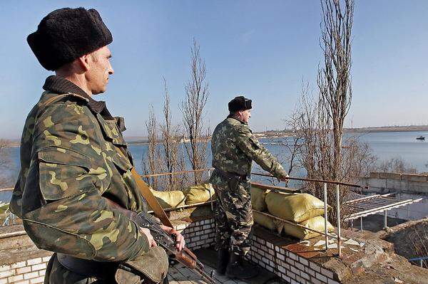 Zum Beobachten verurteilt: Die in Novoozerny eingeschlossenen ukrainischen Soldaten können nicht viel mehr tun, als Wache zu schieben.