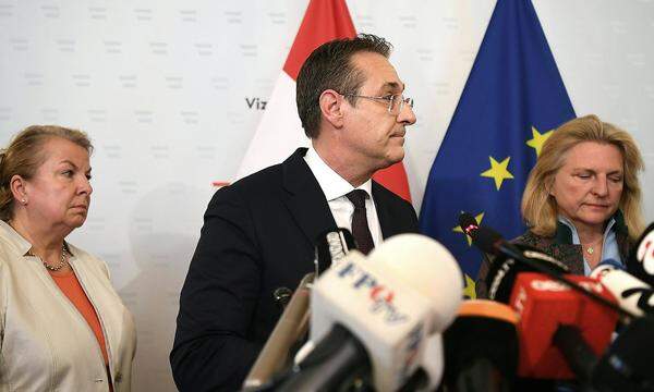 Zunächst treten zu Mittag Strache und Gudenus zurück. Am Abend kündigt Bundeskanzler Sebastian Kurz (ÖVP) die Koalition mit der FPÖ auf und Neuwahlen an. Kurz wollte auch den Rücktritt von Innenminister Herbert Kickl, die FPÖ lehnte das jedoch ab. >>> "B'soffene G'schichte": Straches Rücktritt im Wortlaut