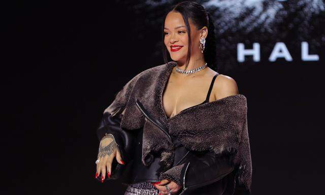 Rihanna in einem Look von Alaïa bei der Pressekonferenz zur Halbzeitshow des Super Bowl LVII.