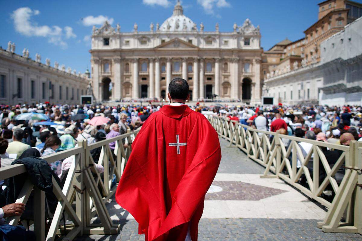 Die Liturgie der katholischen Kirche schreibt Rot als dominierende Farbe für Pfingsten vor.