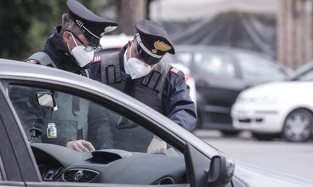 Archivbild italienischer Polizeibeamter. nach den Tätern des versuchten Raubüberfalls auf einen Geldtransporter wird nun im ganzen Land gefahndet.