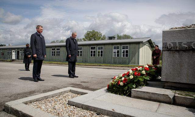 Bundespräsident Alexander Van der Bellen, seine Frau Doris Schmidauer sowie Oberösterreichs Landeshauptmann Thomas Stelzer legten in der KZ-Gedenkstätte Mauthausen einen Kranz nieder.