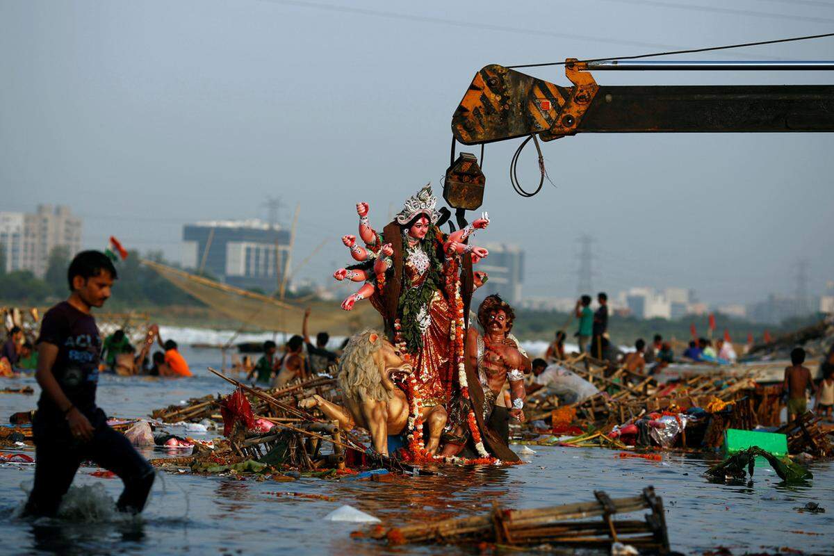 In den Fluss wird am letzten Tag des Festes Durga Puja eine Statue der Güttin Durga versenkt.  