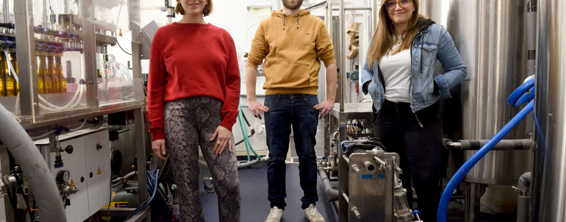 Sophie Tschannett, Roland Schalken und Anna Haider (von links) haben gemeinsam ein Pale Ale namens Muschicraft entwickelt. Ab 17. März ist das Bier (oben im Bild, Mitte, mit anderen Produkten der Brauerei) erhältlich.