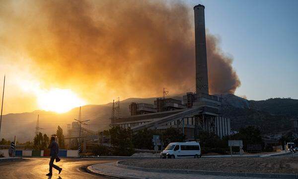 In den Waldbrandgebieten in der Türkei haben die Flammen ein Kohlekraftwerk erfasst. "Die Flammen sind auf das Gelände des Kraftwerks übergesprungen", twitterte am Mittwochabend der Bürgermeister von Milas, Muhammet Tokat.