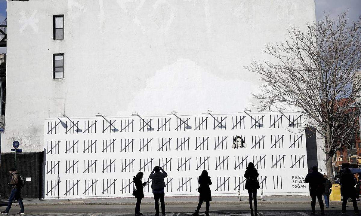 Der britische Street-Art-Künstler ist, sobald ein neues Bild von ihm auftaucht, in aller Munde. Die Sujets sind plakativ - und politisch.Hier etwa legte er sich mit Erdogan an: Im März 2018 protestierte Banksy mit einem großen Wandbild in New York gegen die Inhaftierung der türkisch-kurdischen Künstlerin Zehra Dogan.