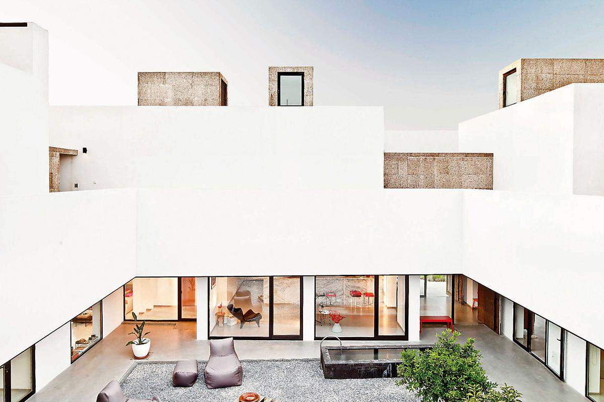Die Architekturbüros voar-arquitetura - Jordi Fornells &amp; Rolf Heinemann ließen sich bei der "Villa Extramuros" vom ästhetischen Konzept alter portugiesischer Landhäuser inspirieren. Die Villa wurde in einen Hang in einem Außenbezirk von Arraiolos gebaut.