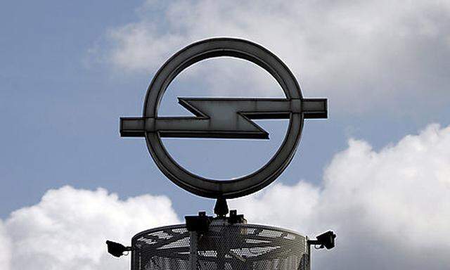 Logo des Autoherstellers Opel auf dem Dach eines Haendlers in Antwerpen